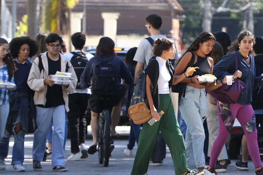 IA pode afetar 40% dos empregos e dificultar entrada de jovens no mercado de trabalho